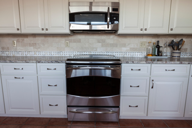 Bright Elegant Kitchen traditional-kitchen