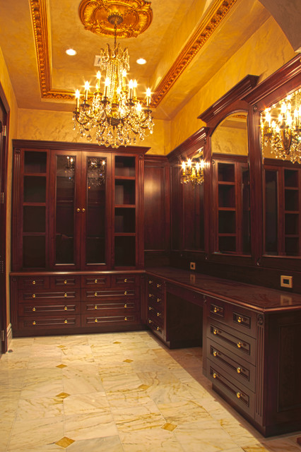 Closet traditional-closet