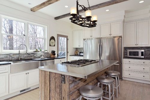 Светлая кухня металлические табуретки кованая люстра белый гарнитур белый шкаф деревянный дом