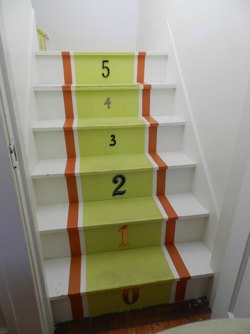 En lugar de alfombras utiliza pintura para tus escaleras Escaleras pintadas en blanco verde y naranja y con números en cada escalon