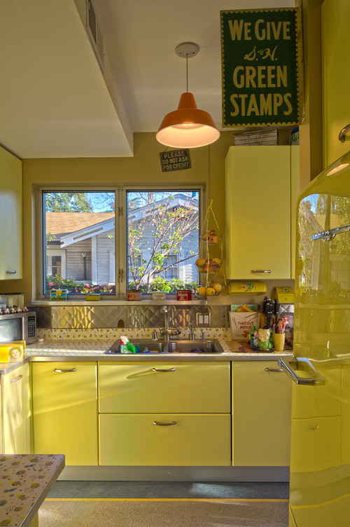Жёлтый гарнитур оранжевая люстра жёлтый холодильник уютная кухня 