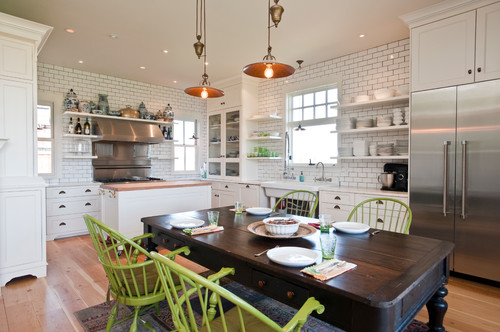 кухня кантри стиль зелёные стулья необычные люстры деревянный стол кирпичная стена белый шкаф открытые полки