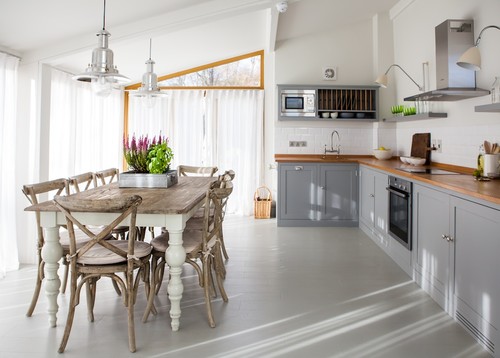  Светлая кухня кантри стиль деревянный стол серый гарнитур необычные люстры белые занавески 