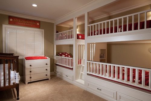 Ideas para cuartos con literas cuarto con cuatro literas blancas y una cuna de madera