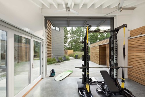 Beach style garage transformed into perfect fitness area