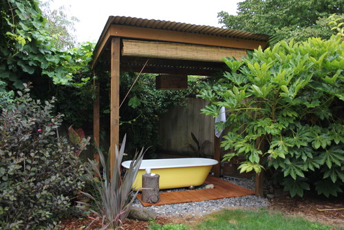 10 Outdoor Bathtubs That Somehow Make It OK To Get Naked 