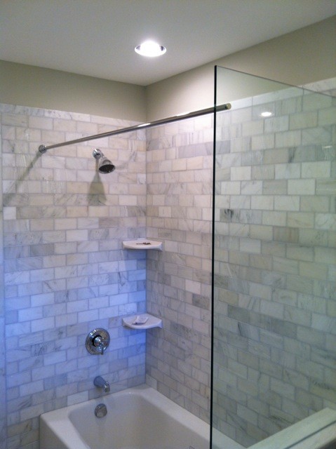 This Tub shower benefits from a Glass Splash panel as well as the rod