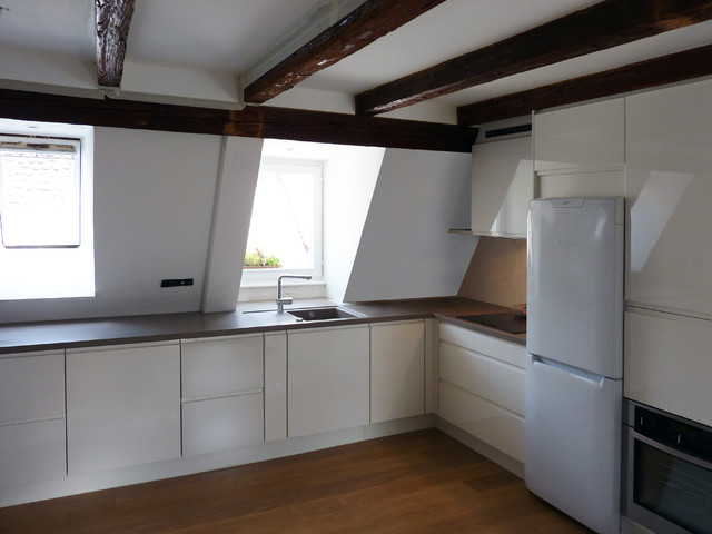 White glossy Kitchen contemporary-kitchen