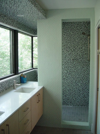 modern bathroom by Studio Momentum Architects, PC