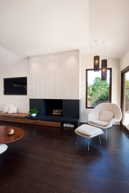 Midcentury Family Room by Jennifer Weiss Architecture