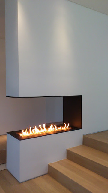 Custom built (Construction MLambert Inc.)linear gas fireplace