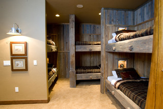 Woodsy bunk room. 6 beds.