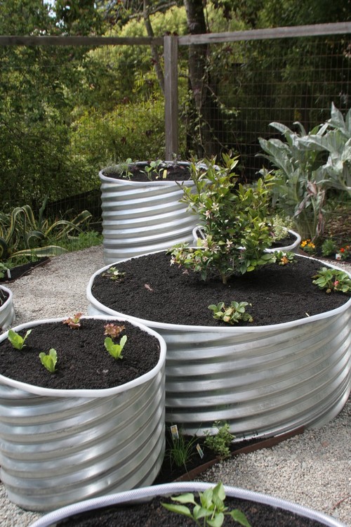 Both beginning and experienced gardeners love raised garden beds. Here are 30 cool ideas for raised garden beds, from the practical to the extraordinary. 30 Raised Garden Bed Ideas via @tipsaholic #garden #gardenbeds #raisedgardenbeds #gardening